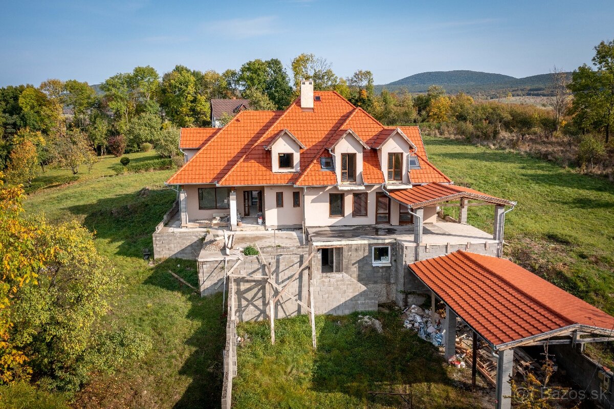 Penzión v stave holodom s veľkou terasou a parkovacími miest