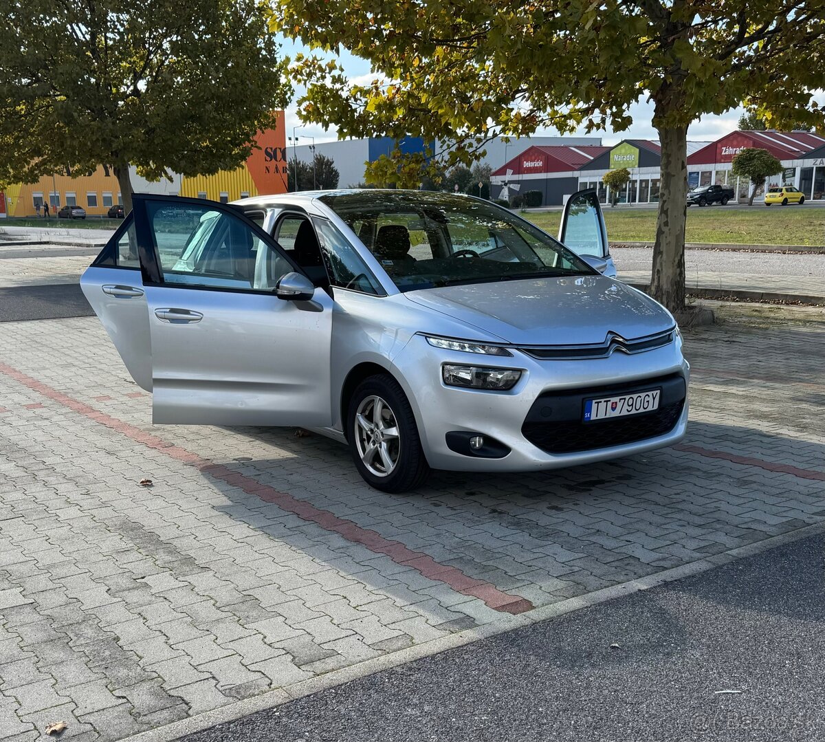 Citröen C4 Picasso AT6 - delené sedadlá vzadu s IsoFixom