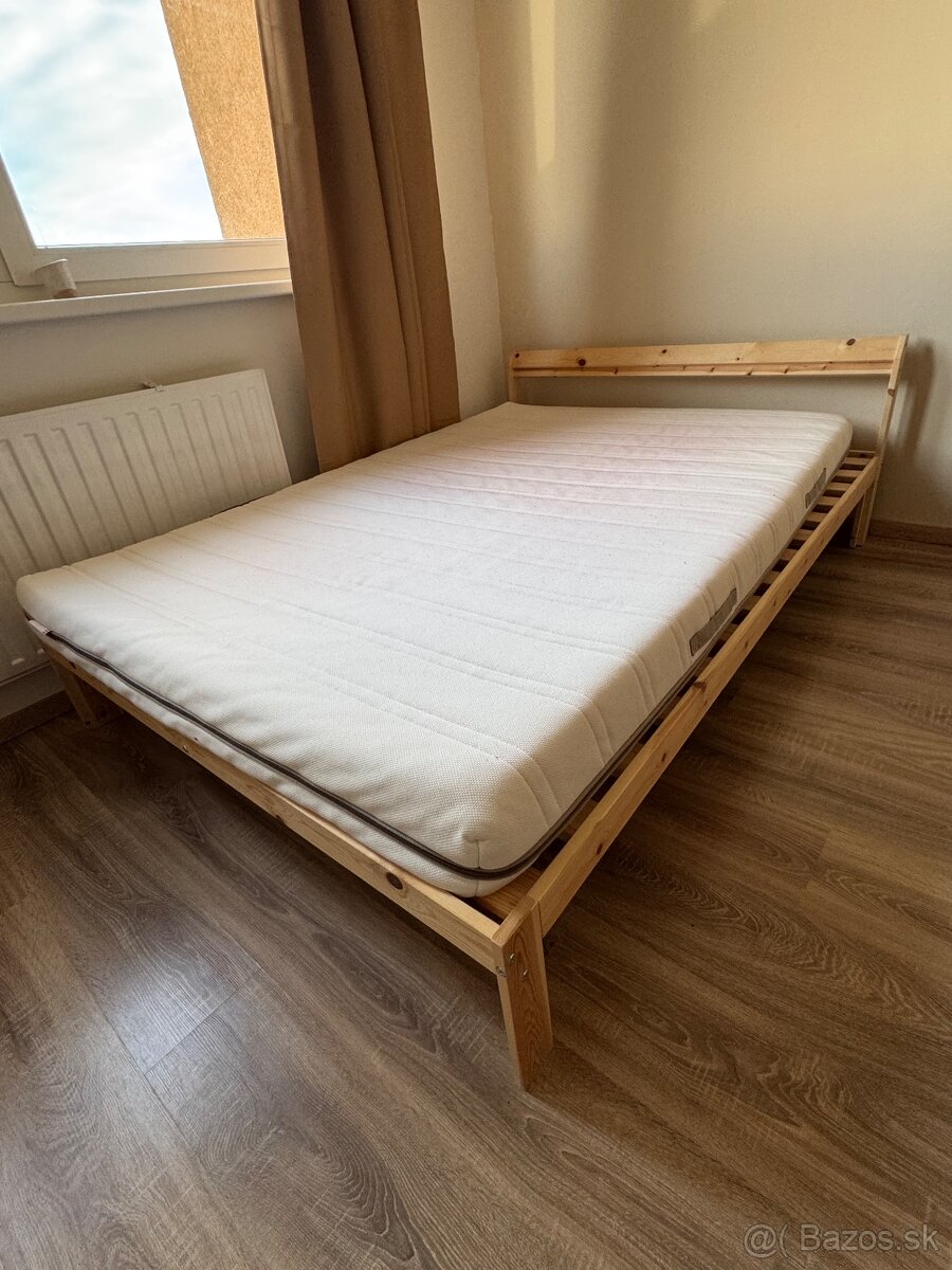 IKEA posteľ NEIDEN + lamelový rošt + matrac – TOP stav