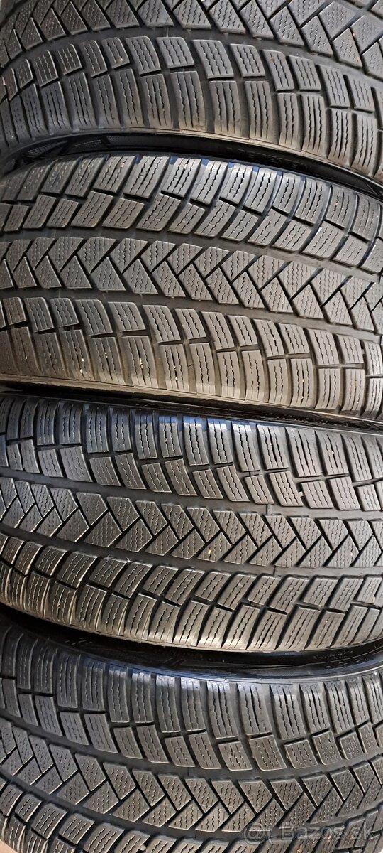 Predám 4ks pekné zimné 225/40r18-92W Vredestein