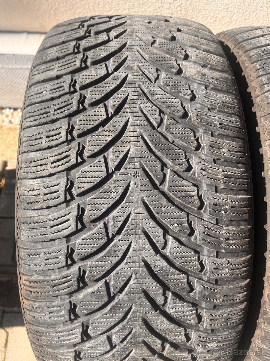 275/40R21 Nokian zimne