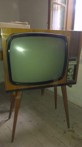 Televizor Victoria s mahagonovym drevom , dyhou