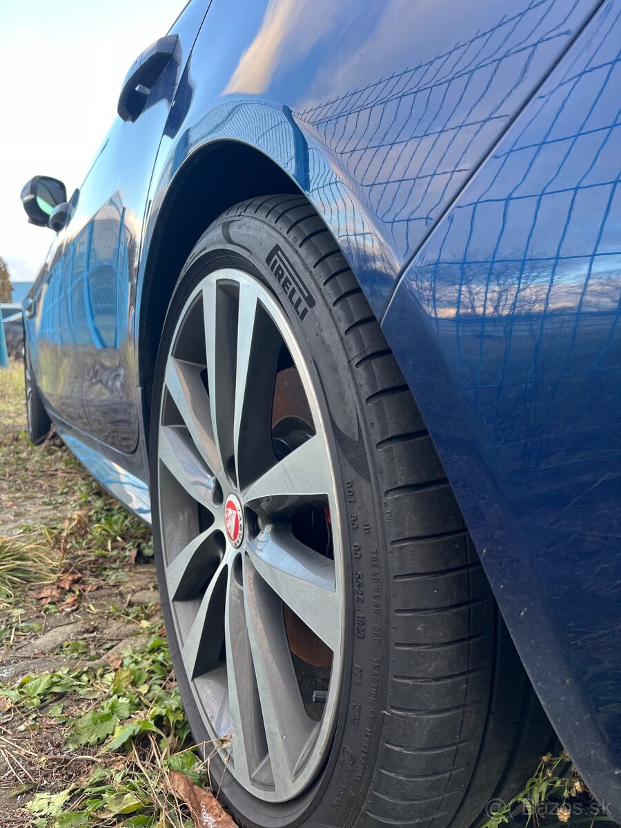 Sada 19 originál Jaguar XE S diskov so zimnými pneu Pirelli.