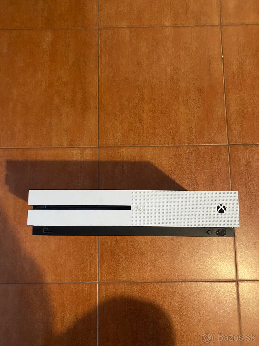 Xbox One S 512gb na DIELY (predám len všetko spolu)