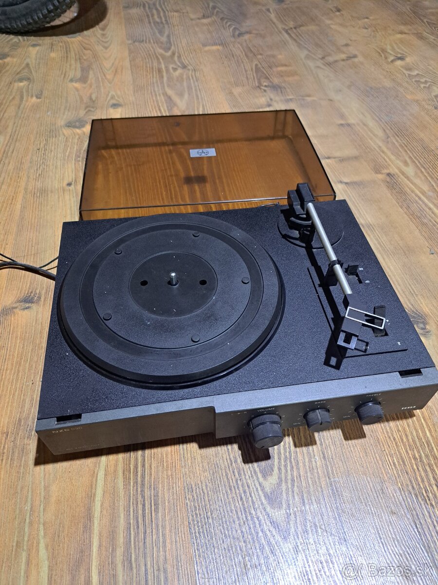 Gramofon Tesla 030