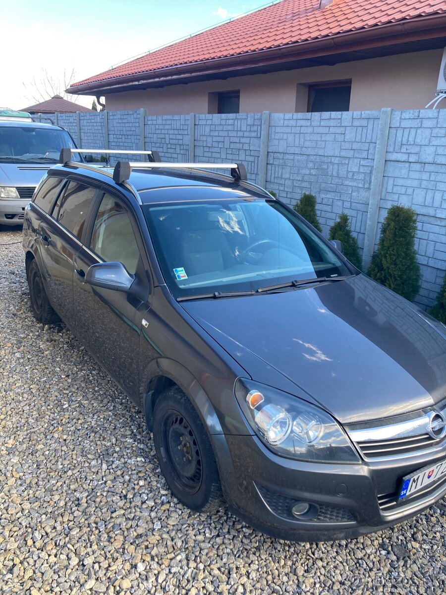 Predam opel astra caravan