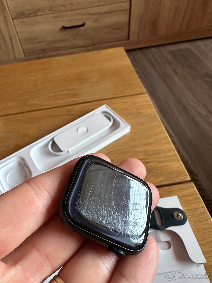 Predám poškodené Apple Watch 9 45mm