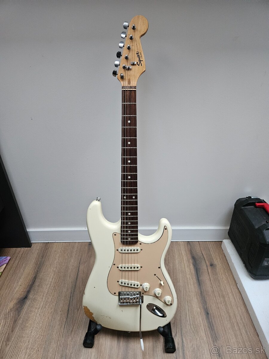 Predám bielu gitaru Squier by Fender