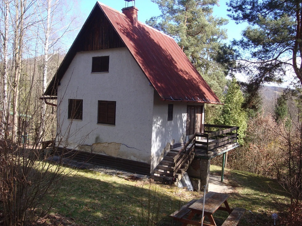 Murovaná chata s pozemkom 912 m2, nad Bradanom Ružín