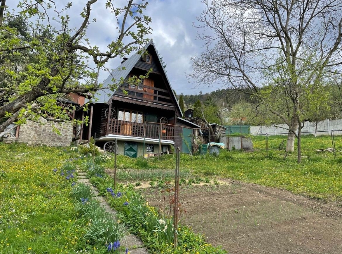 Chaty so záhradami na predaj pri Púchove.