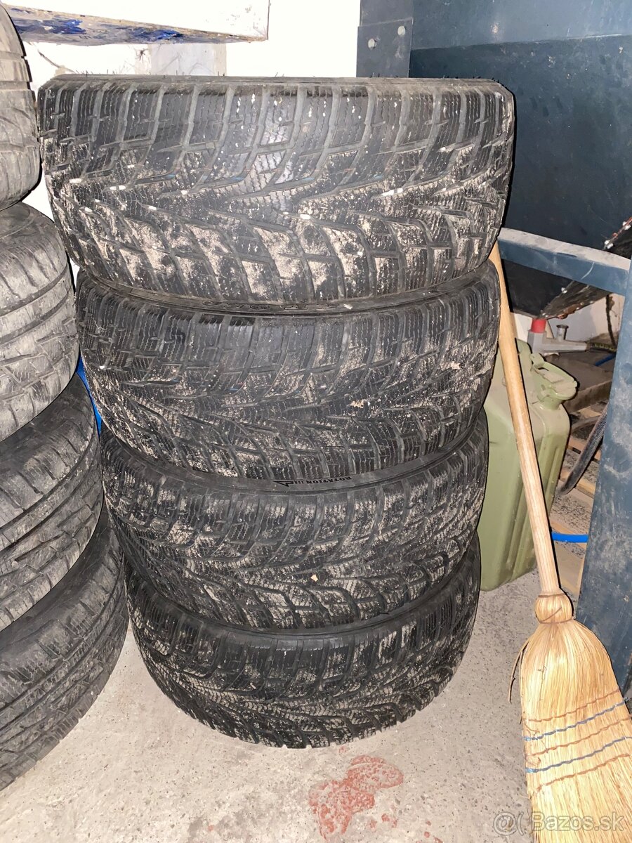 Predam 4ks zimnych pneu 225/45 r17