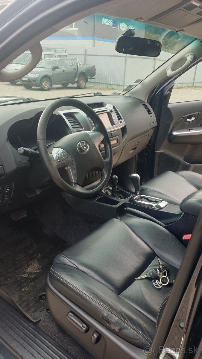 Predam Toyotu Hilux 3.0 automat