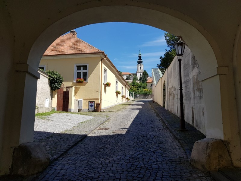 Podkrovný byt na hradnom kopci v strede Nitry s parkovaním