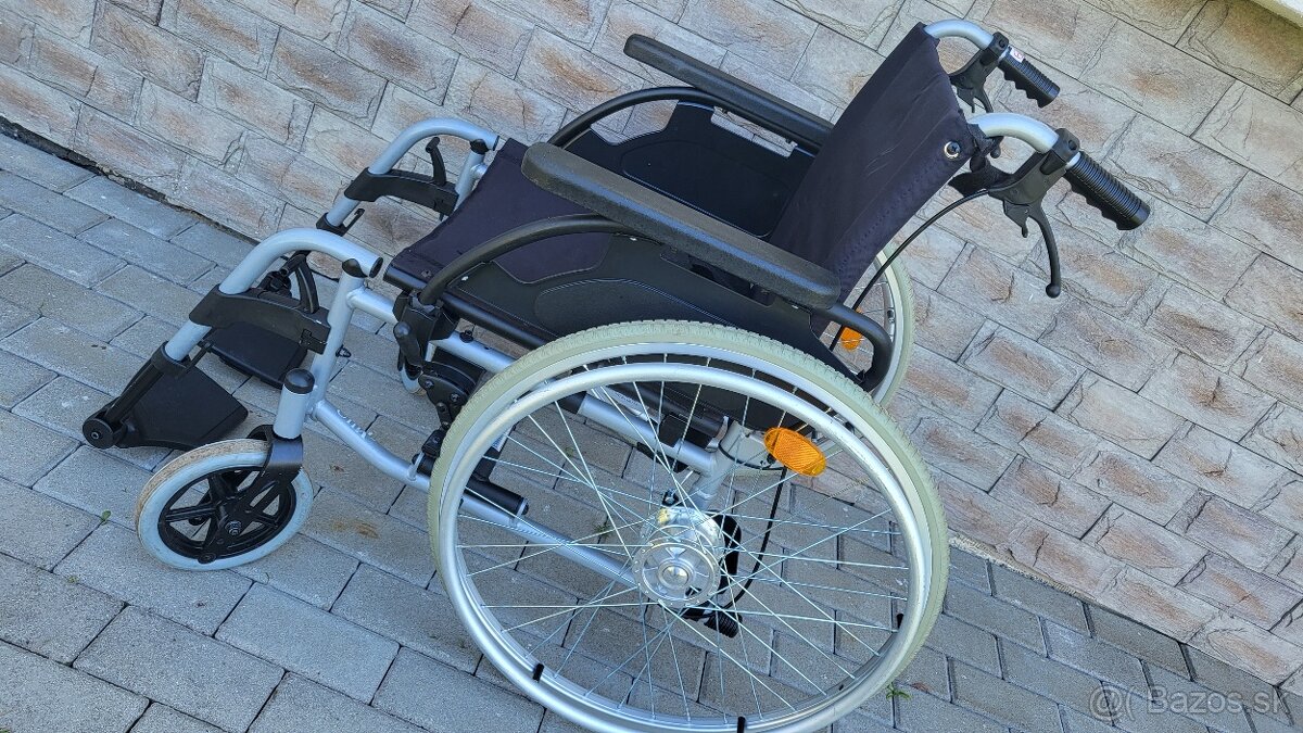 invalidny vozík 48cm pridavne brzdy pre asistenta pas barle