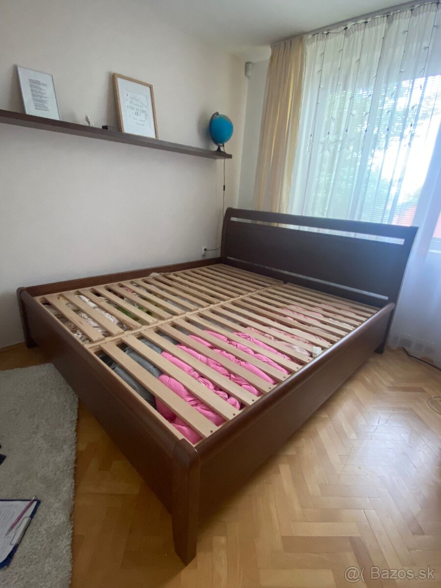 drevená manželská posteľ z masívu