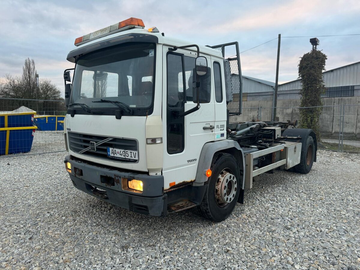 VOLVO FL6 4X2 HÁKOVÝ NOSIČ KONTAJNEROV