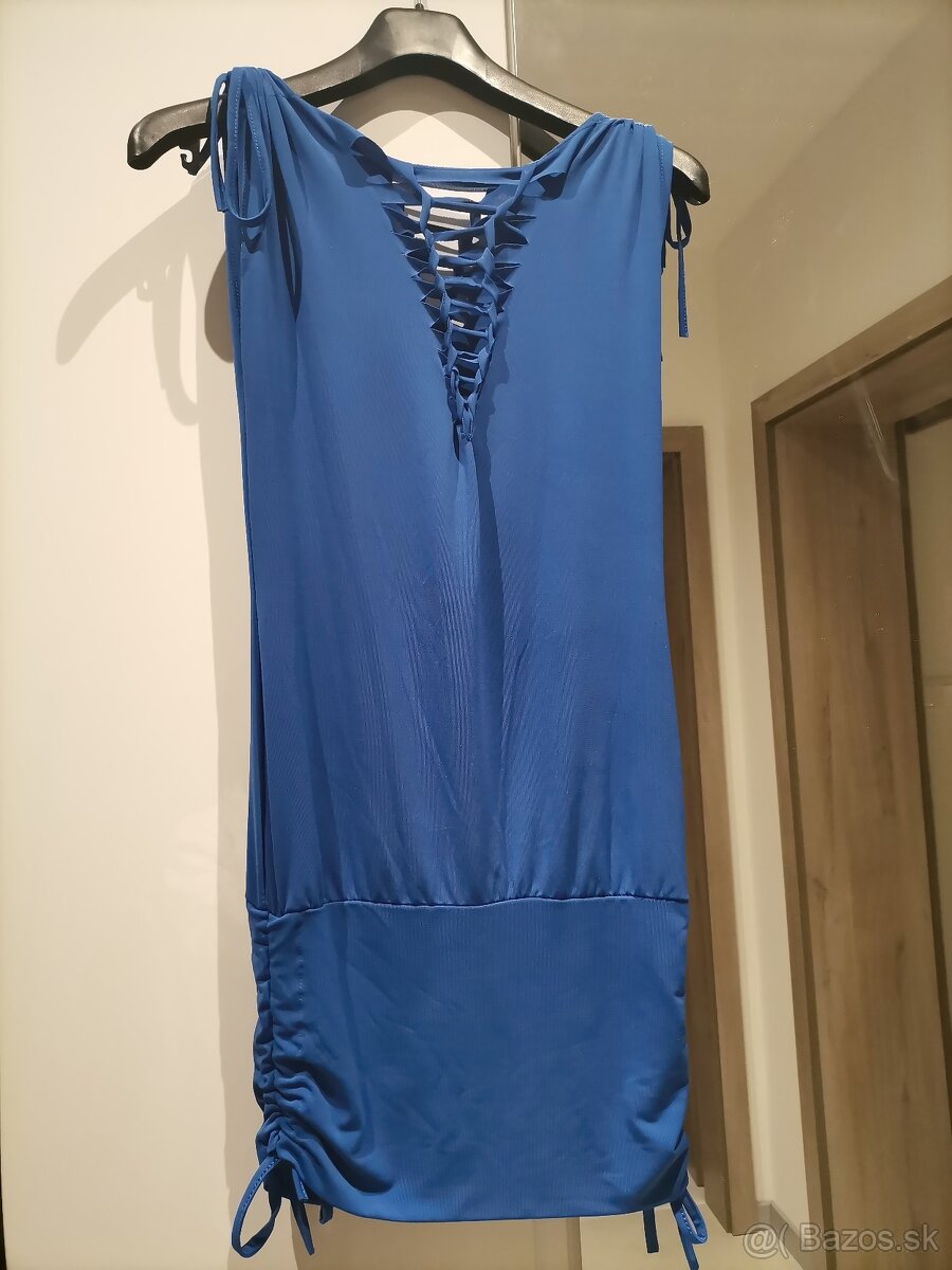 Modré elastické šaty s výstrihom