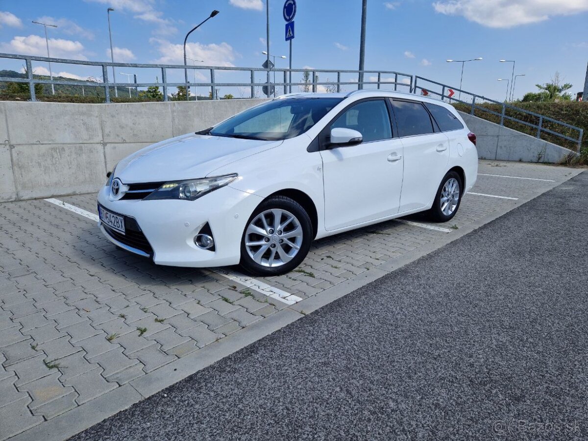 Toyota Auris Touring Sports 1.6 M/T