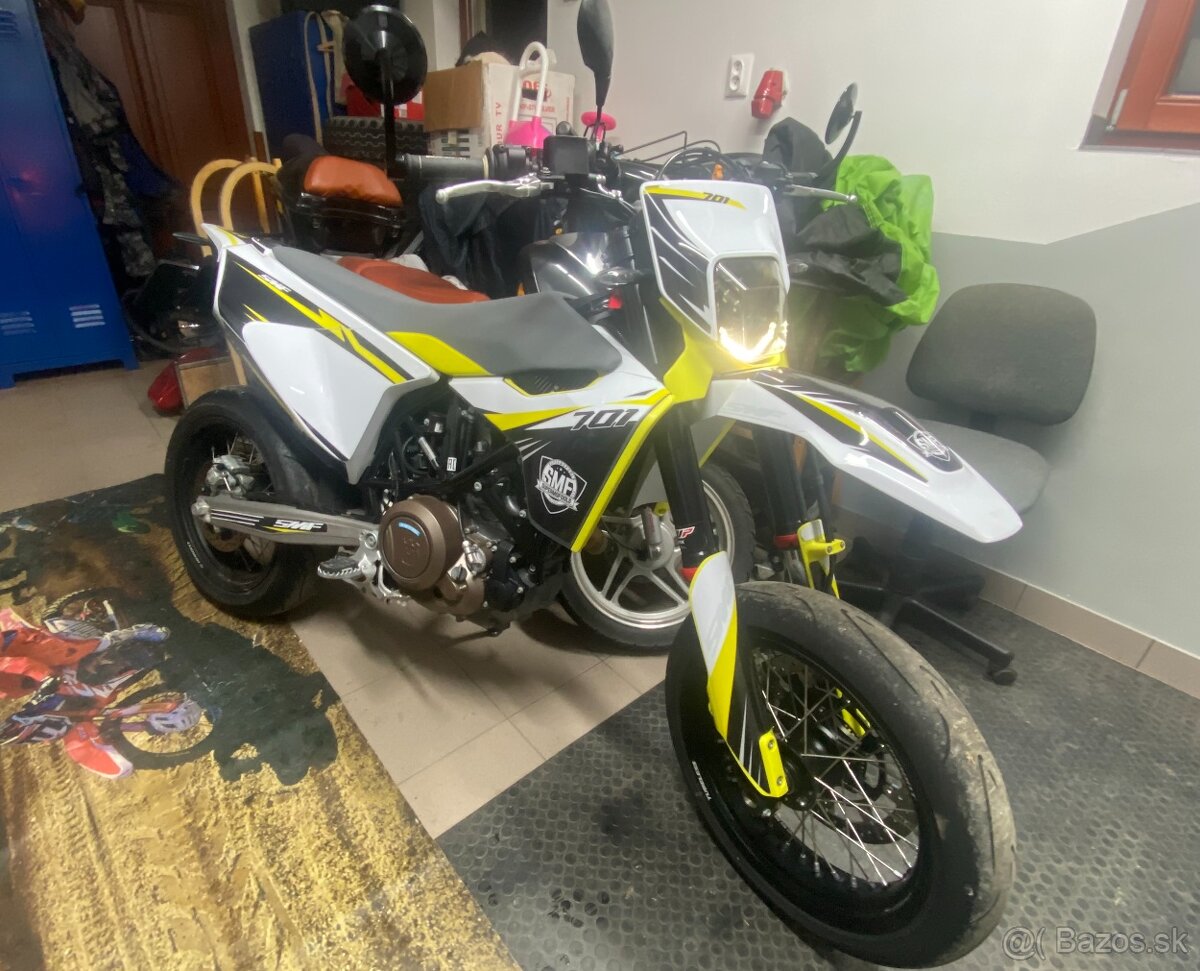 HUSQVARNA  701 SUPERMOTO