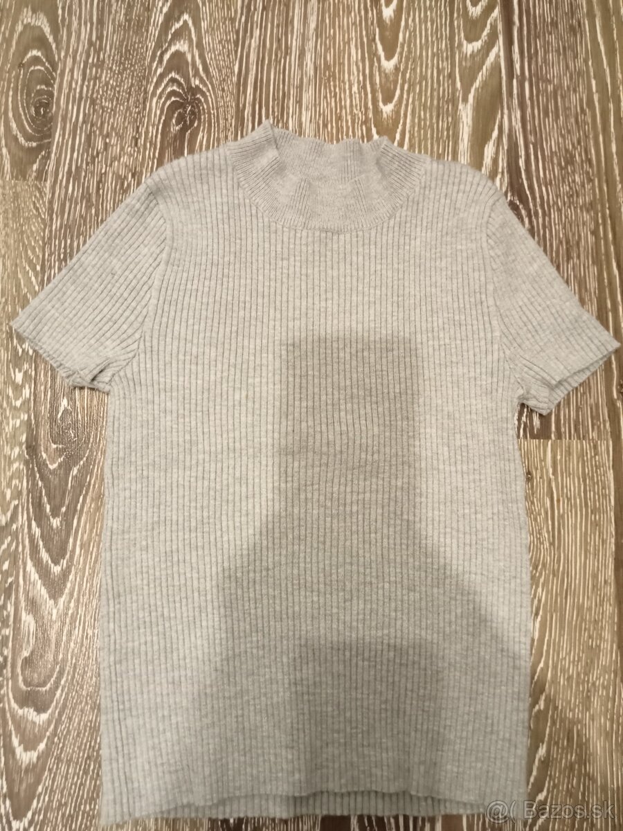 Crop top s krátkym rukávom Bershka