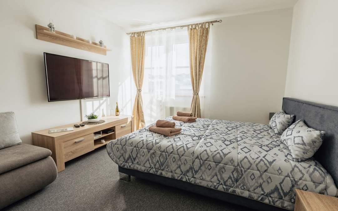 Nádherný zariadený apartmán v centre Bešeňovej