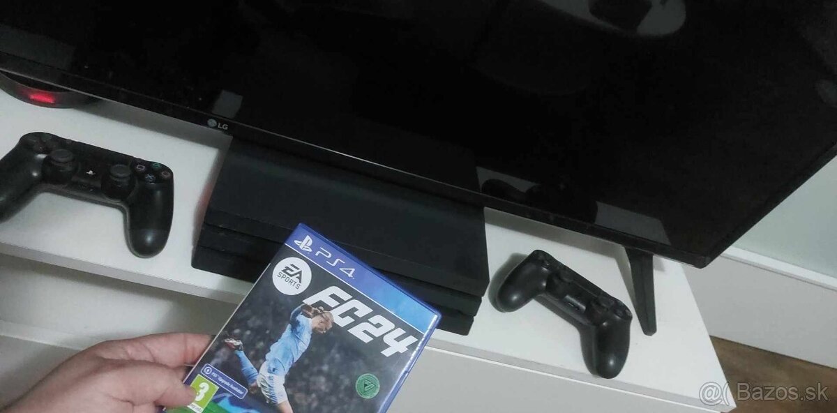 Predam Playstation 4 Pro+Fifa 24