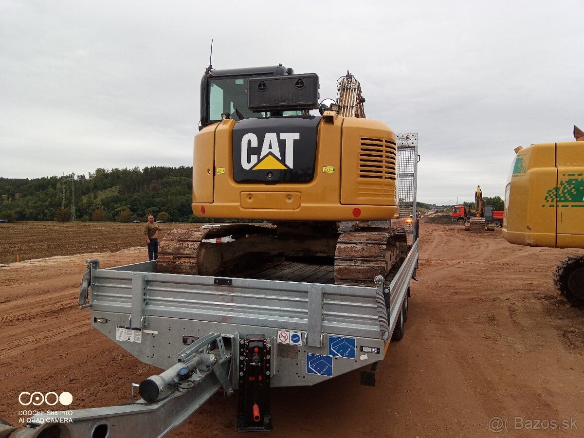 Nákladný príves zlava JCB Terex CAT Bobcat Kubota