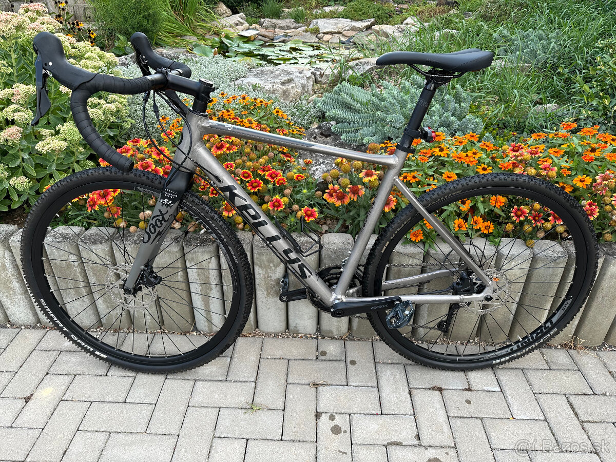 gravel bicykel Kellys SOOT 50 M sivý