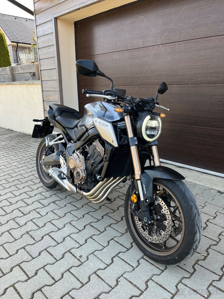 Honda CB650R 2022 35kW 3475km +2x prilba +1x tankvak