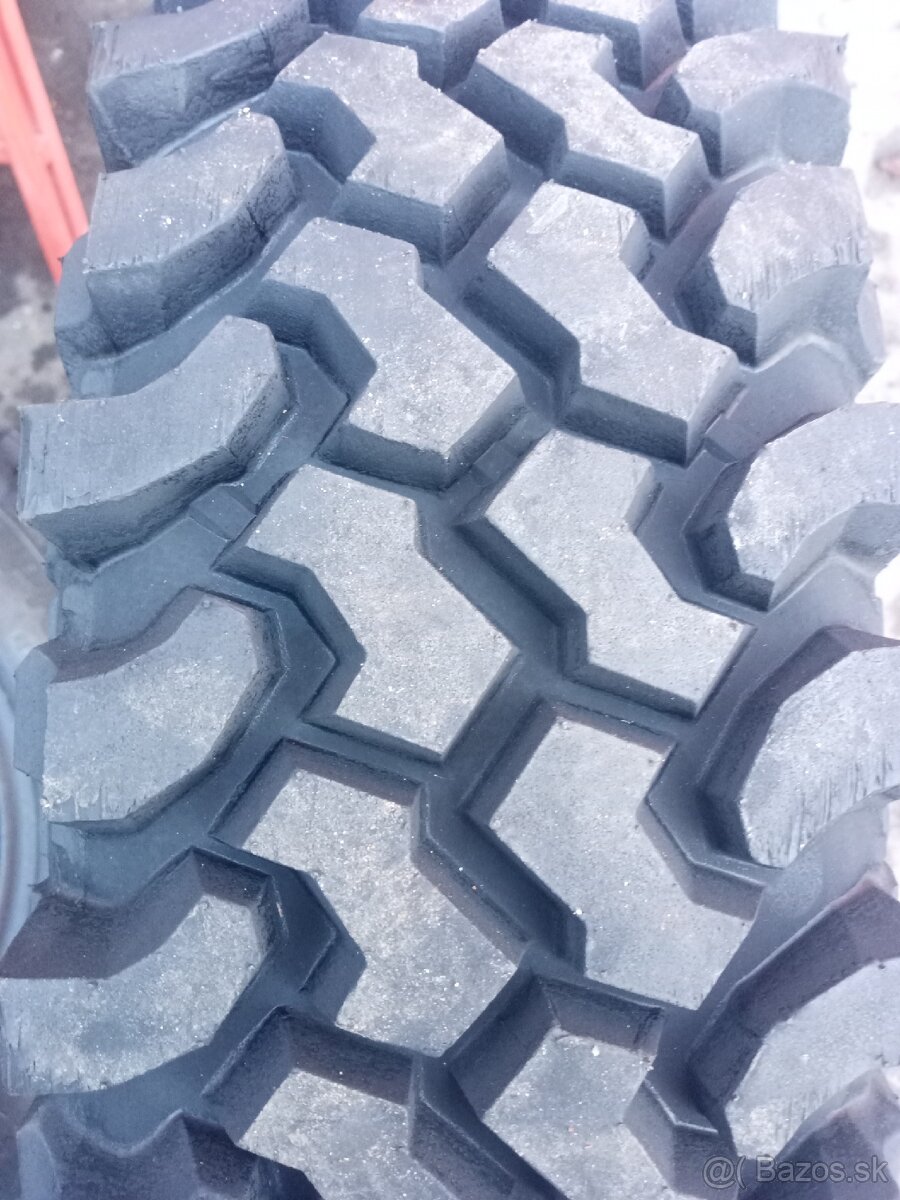 215/65 R16 98 R  SUV  4x4  terén