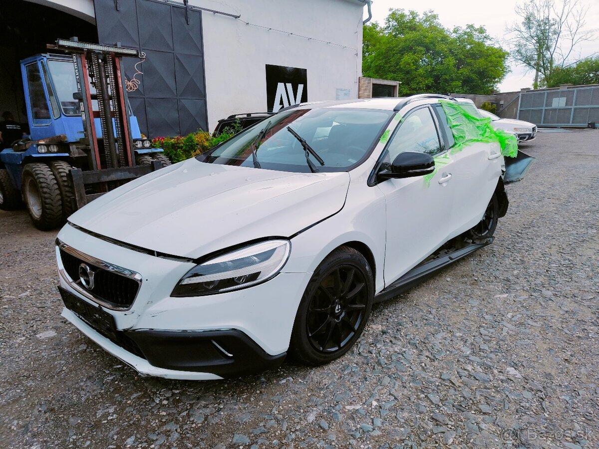 Volvo V40 CROSS COUNTRY 2,0 T4 AWD 140kw - Náhradní díly