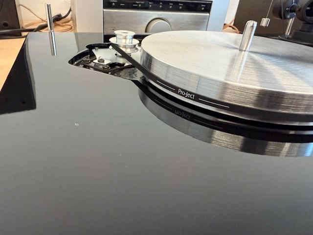 Pro-Ject DEBUT Carbon DC Ortofon RED s alu subtanierom.