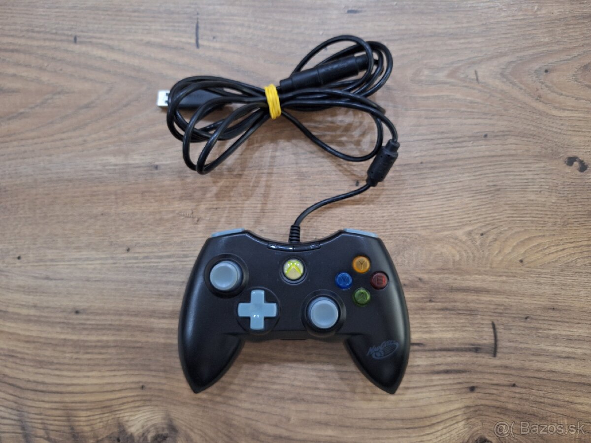 Káblový ovládač na XBOX 360 značky Mad Catz