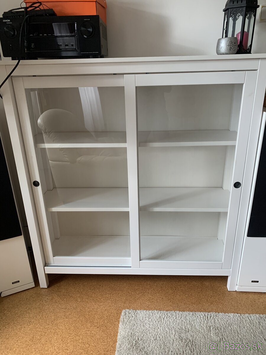 Vitrína Hemnes Ikea