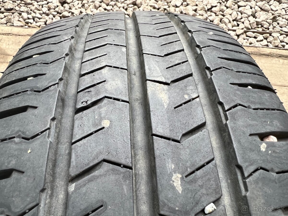 215/65R15C 104/102T Nexen Roadian CT8