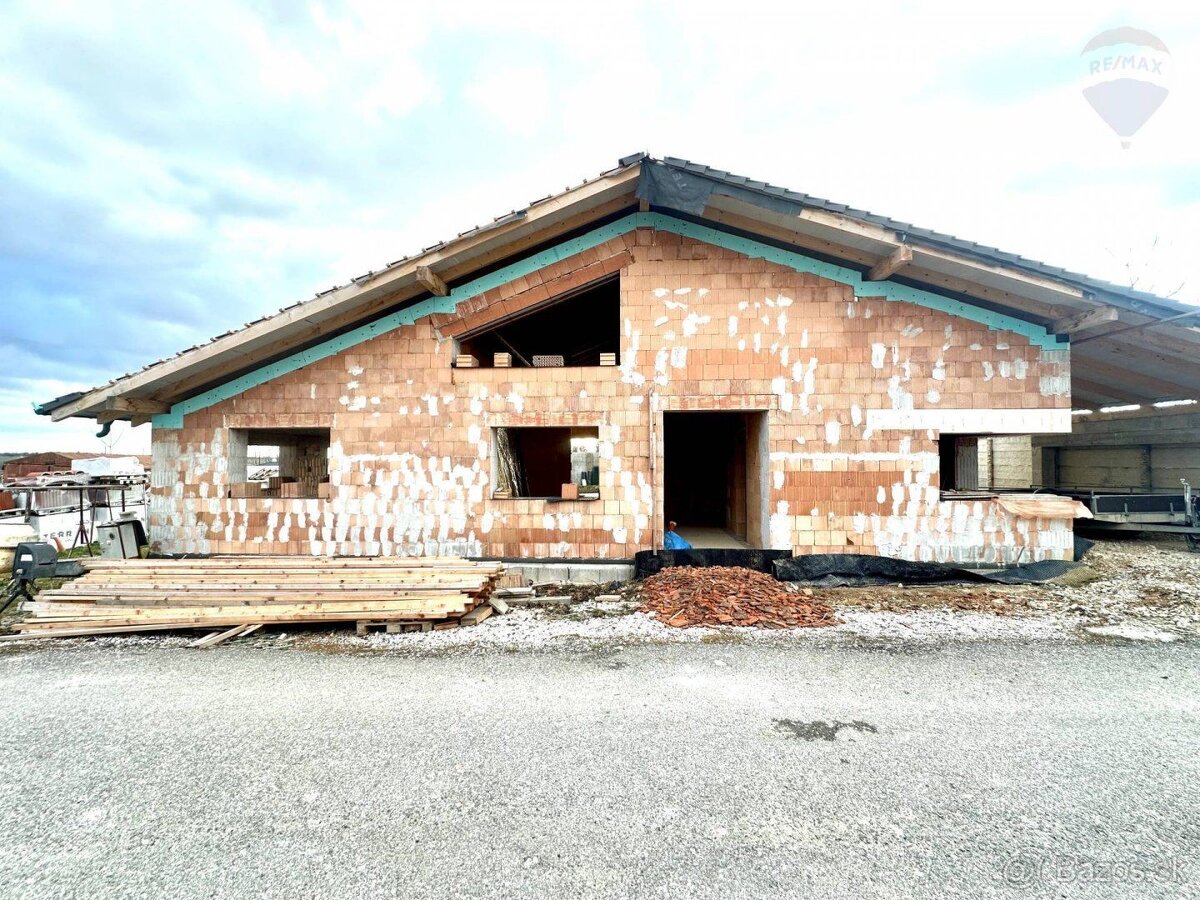 NA PREDAJ ROZOSTAVANÝ 5 IZBOVÝ RODINNÝ DOM NA SEVERSKÝ ŠTÝL,