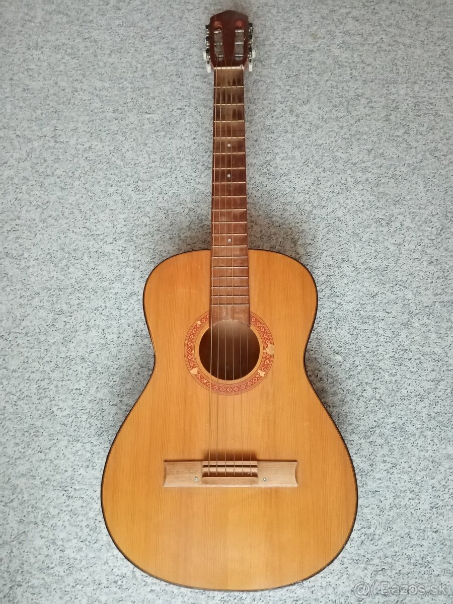 Staršia gitara