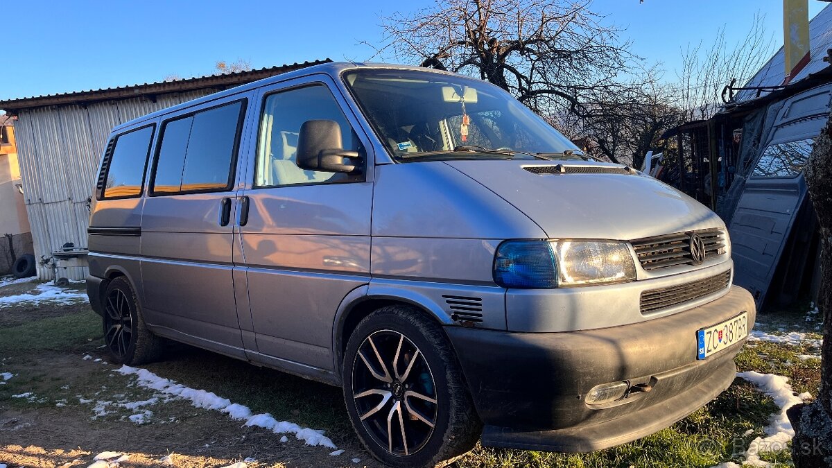 ☑️VW Multivan 2.5 TDi postel, stolík