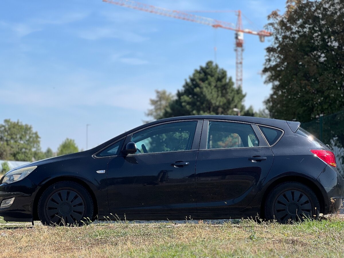 Opel Astra J 1.7 CDTI 2010 (92 kW)