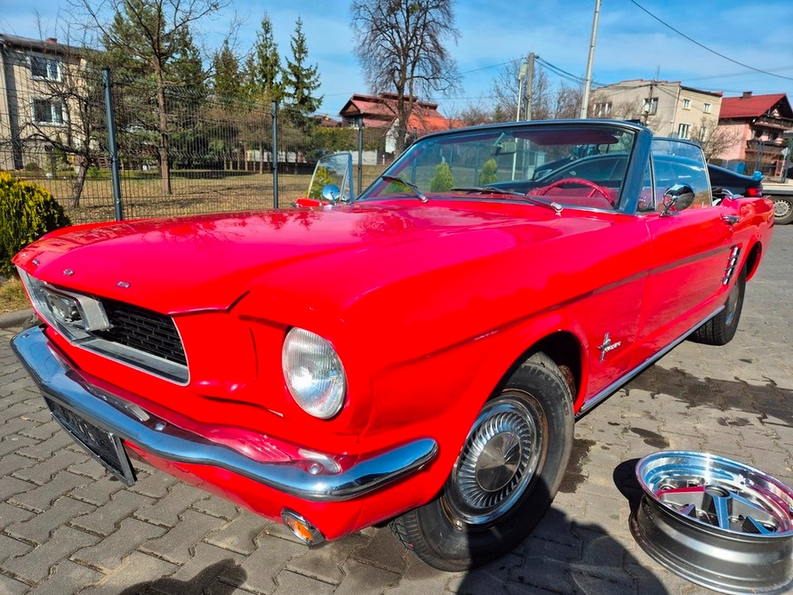 vyzerať krásne Ford Mustang 1966 cabriolet