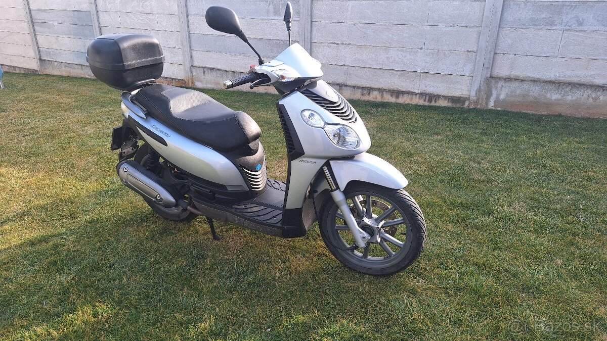 Predam Piaggio Carnaby 125 11kw rok 2011. Najazdene 24700km.