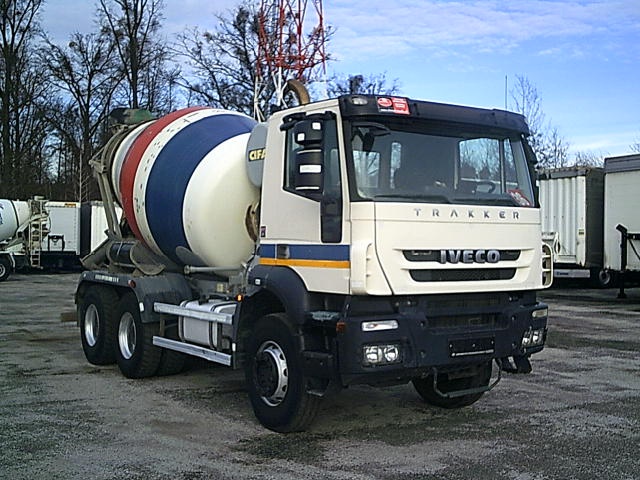 IVECO TRAKKER 6X4 domiešavač betonu CIFA