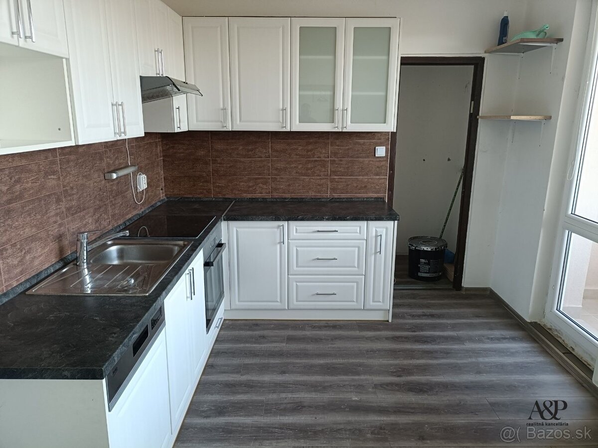 NA PREDAJ REKONŠTRUOVANÝ 4 IZBOVÝ BYT, 88M2, UL. SNP, HOLÍČ