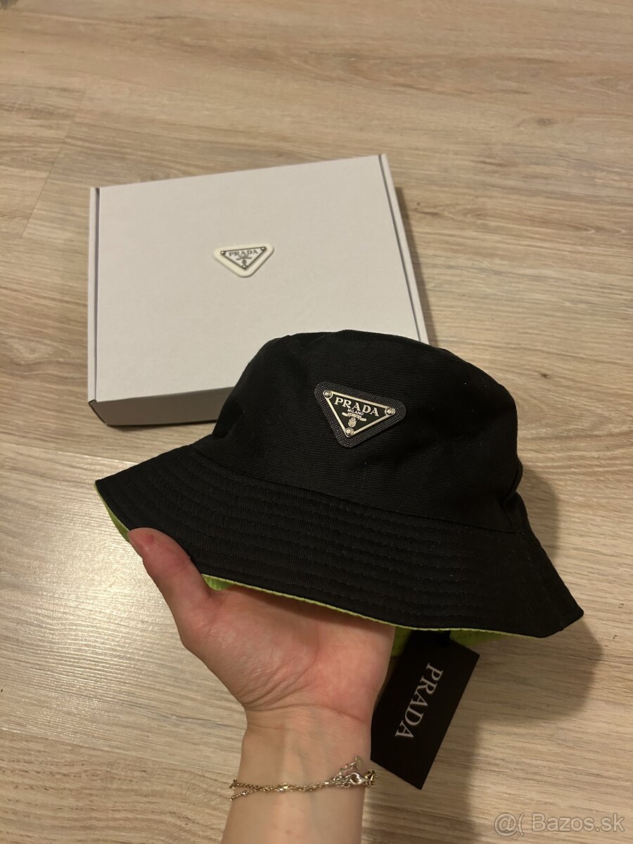 Prada čierny klobúk + biely box (PR3)
