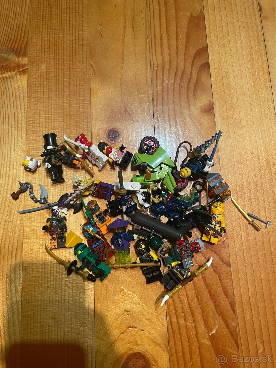 Kopa Lego figúrok hlavne Ninjago cca rok 2017