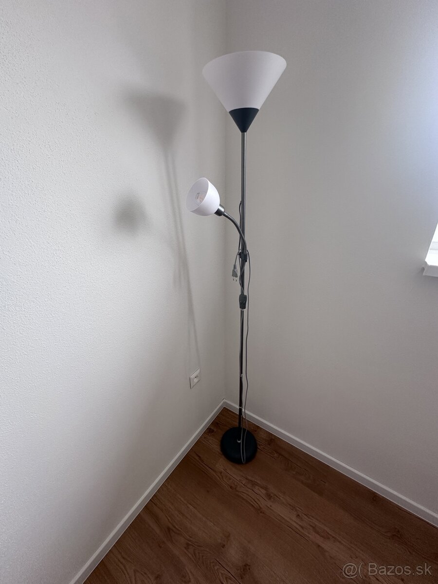 Vysoká sivá lampa do obývačky