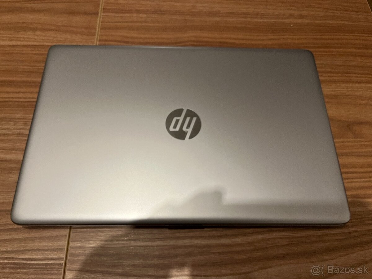 Zachovalý notebook HP 250 G7 + taška (1)