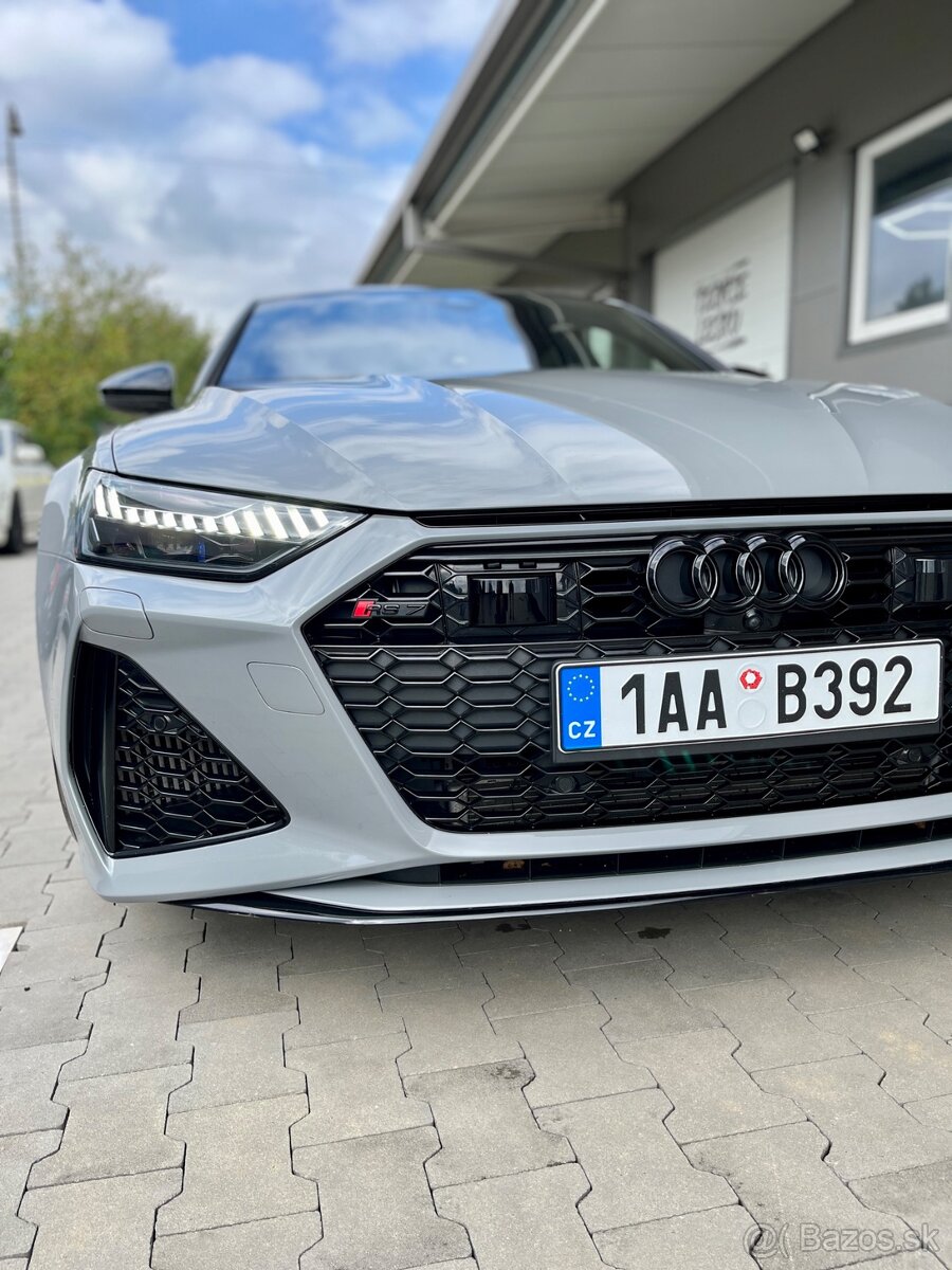 Audi RS7 / Model 2022 / Karbon-keramické brzdy / Šedá Nardo