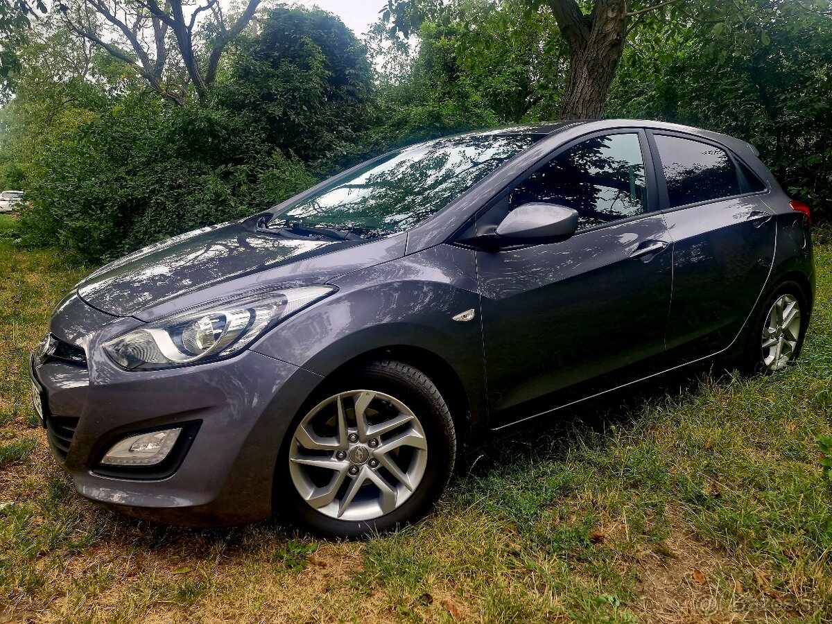 Hyundai i30 hatchback 1.4 diesel 66kw 2013 2014 šedá metalíz