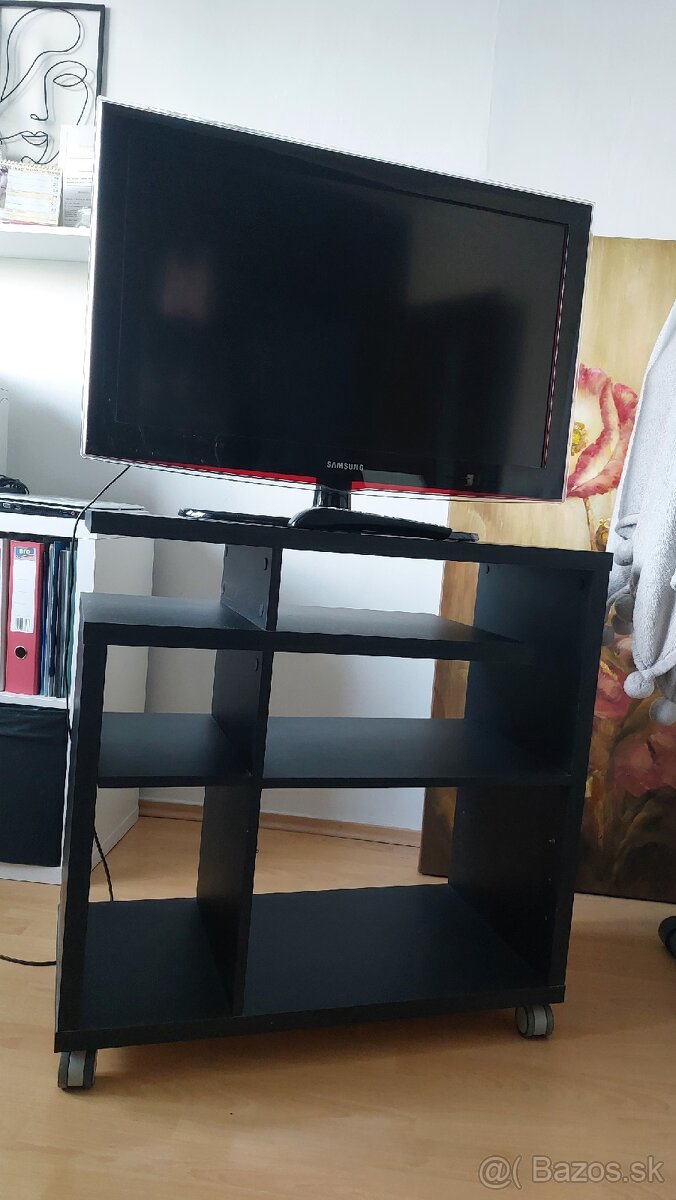 LCD TV so stolíkom